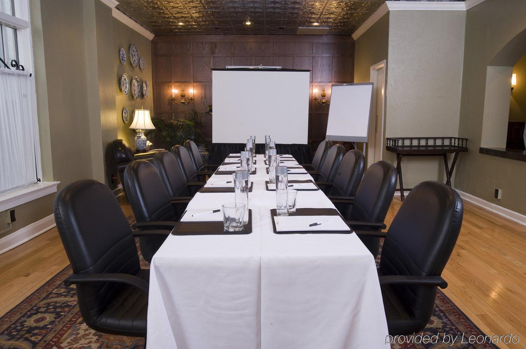 Seven Gables Inn, St Louis West, A Tribute Portfolio Hotel Клейтон Удобства фото