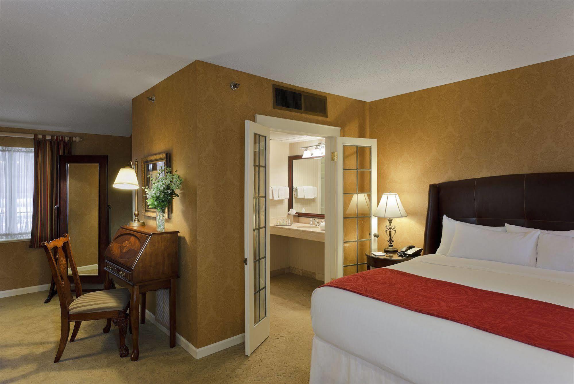 Seven Gables Inn, St Louis West, A Tribute Portfolio Hotel Клейтон Экстерьер фото