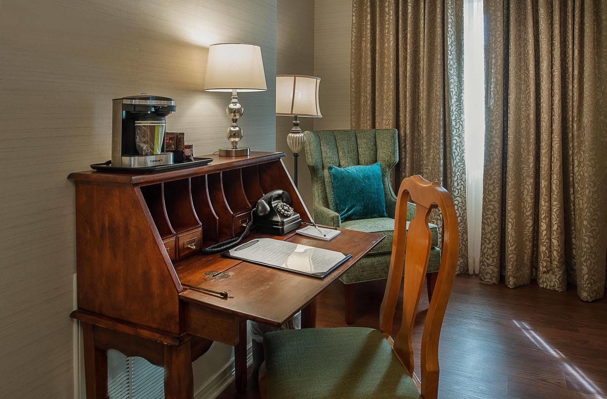 Seven Gables Inn, St Louis West, A Tribute Portfolio Hotel Клейтон Экстерьер фото