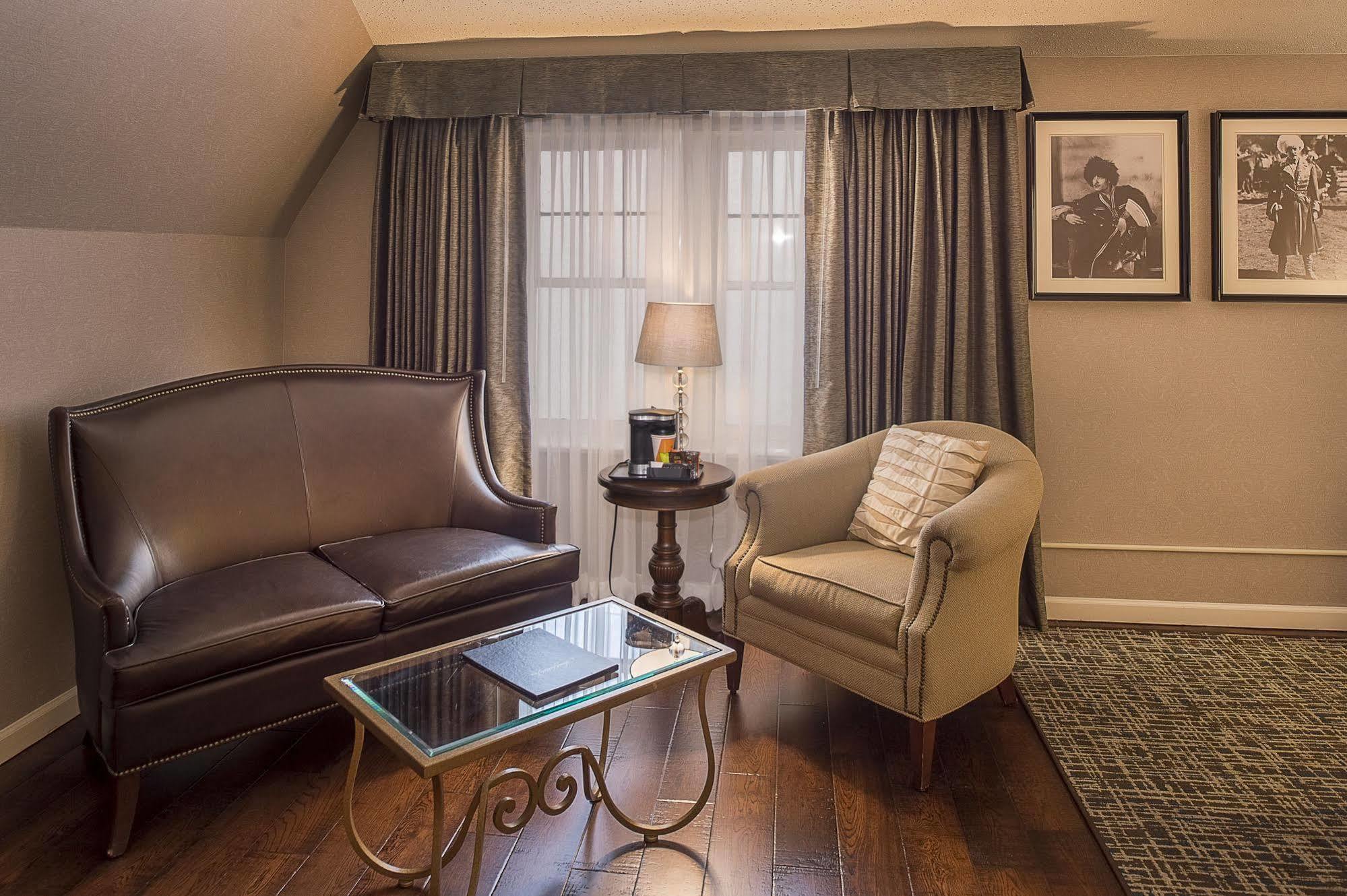 Seven Gables Inn, St Louis West, A Tribute Portfolio Hotel Клейтон Экстерьер фото